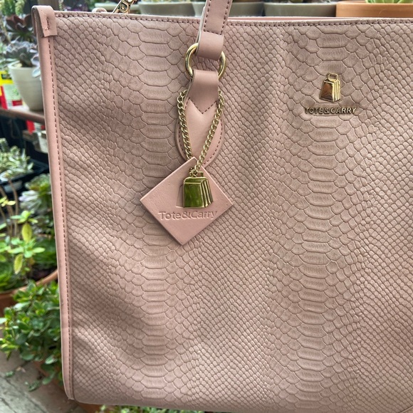 TOTE & CARRY AP1 TOTE BAG WITH ZIPPER SNAKE SKIN - Picture 10 of 15